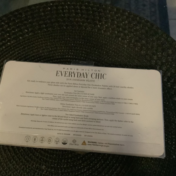 Paris Hilton Everyday Chic 24 pc. Eyeshadow Palette. - Picture 4 of 8